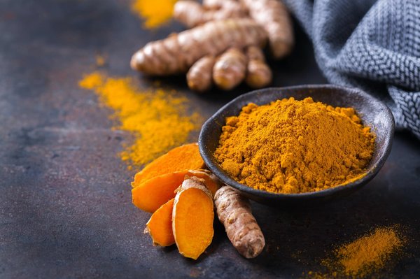 Comment la consommation régulière de curcuma peut-elle influencer positivement la santé articulaire ?