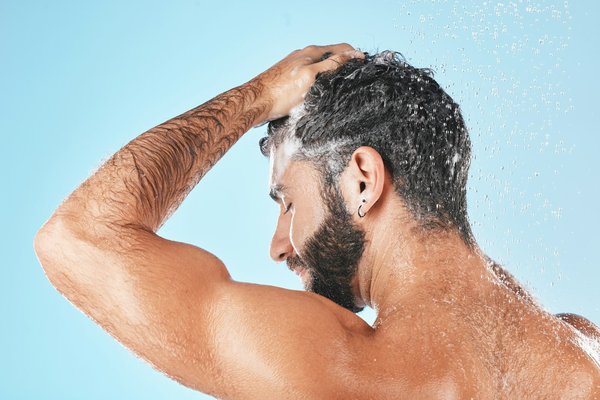 Comment choisir le shampoing parfait pour les hommes aux cheveux courts ?